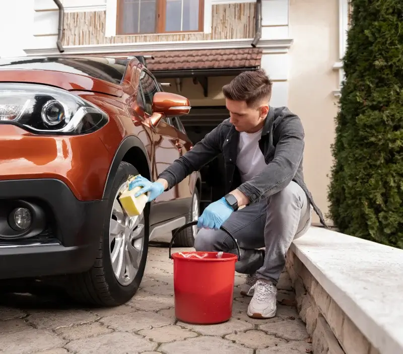 Lavage auto à domicile Pleudihen-sur-Rance : professionnel intervenant sur un véhicule